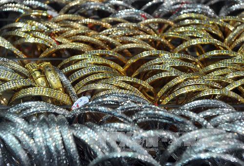 Vàng chạm mức cao nhất hai tuần sau cuộc họp của FED ảnh 1